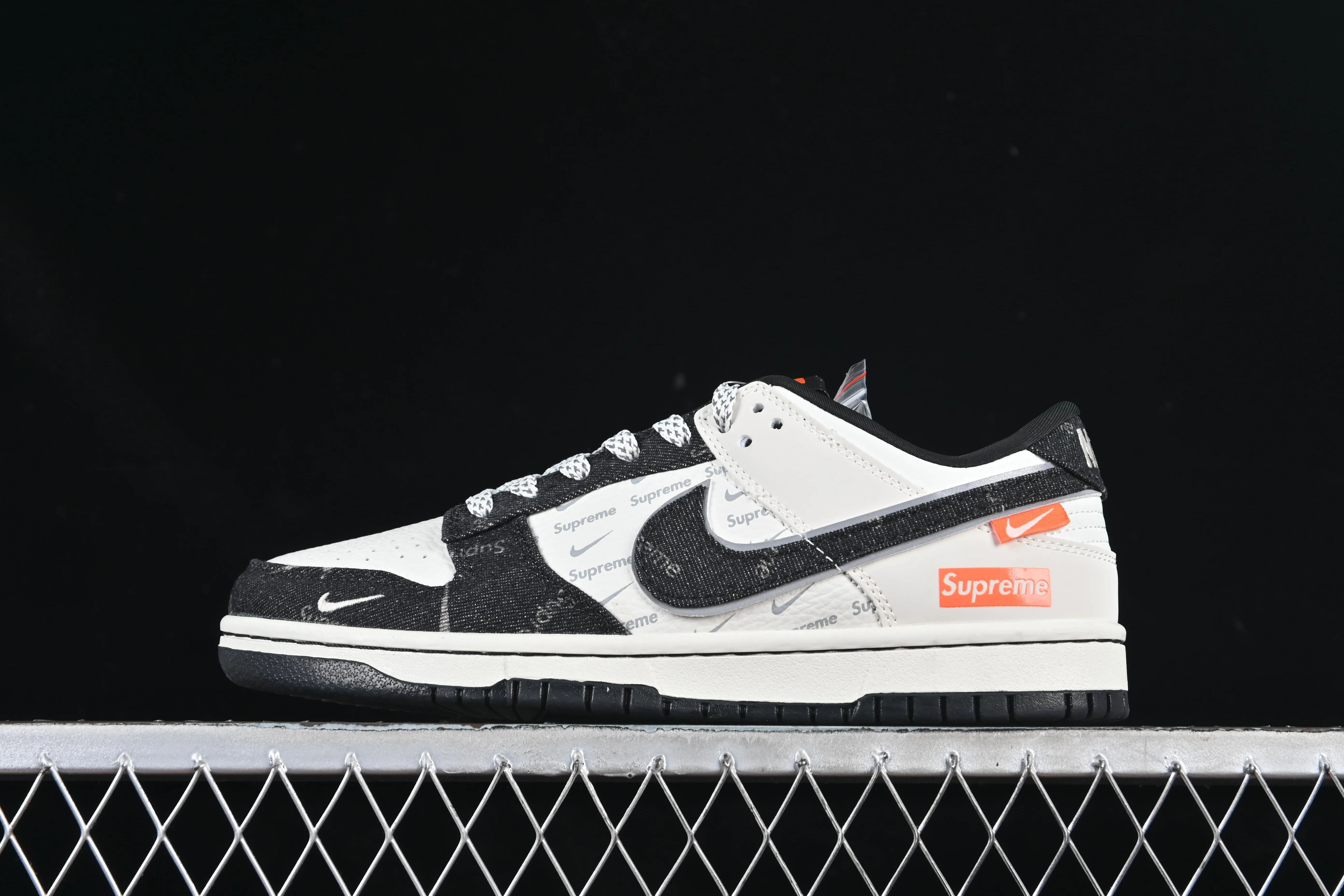 All categories Nk SB Dunk Series Nk SB Dunk Low High-end customized low-top sneakers Nike SB Dunk Low Sup joint black denim Anniversary high-end customized low-top casual sneakers SC9207-414